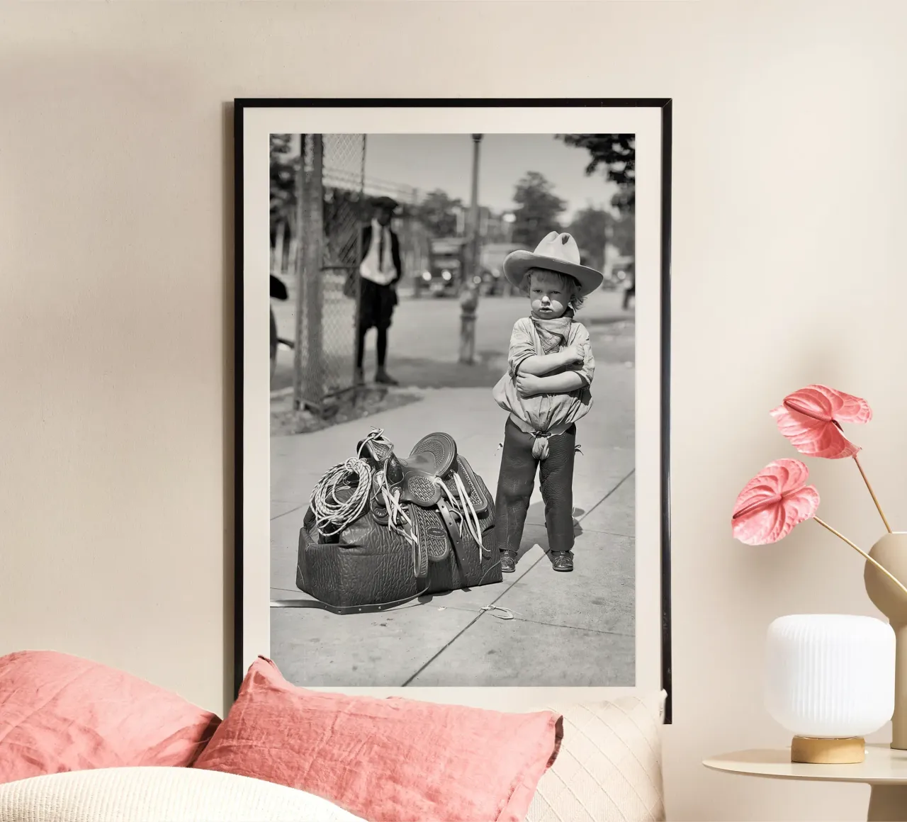 Petit cow-boy avec sa selle Photo ancienne en noir et blanc hahnemühle de Vibrant Vintage Prints