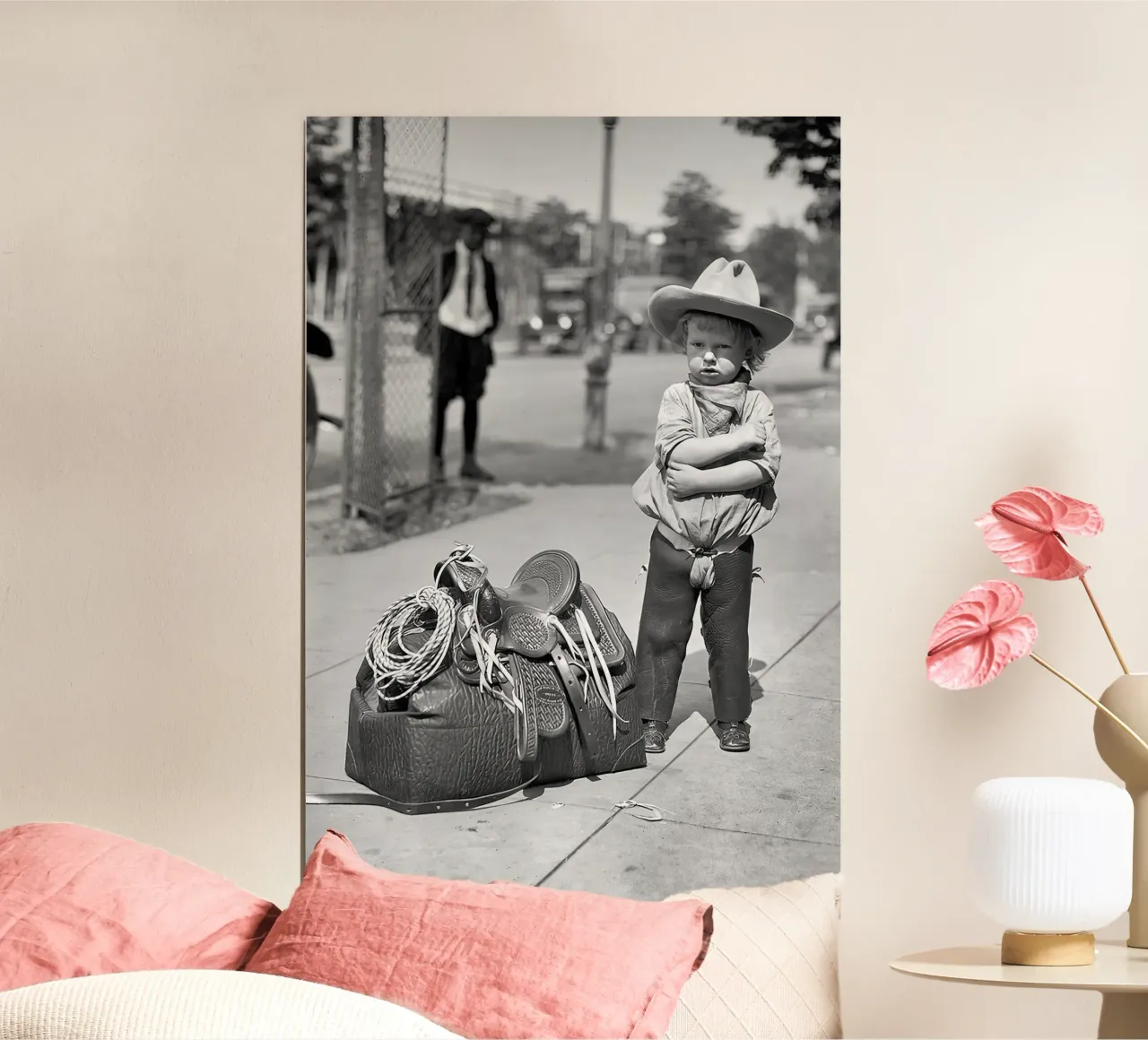Petit cow-boy avec sa selle Photo ancienne en noir et blanc hahnemühle de Vibrant Vintage Prints