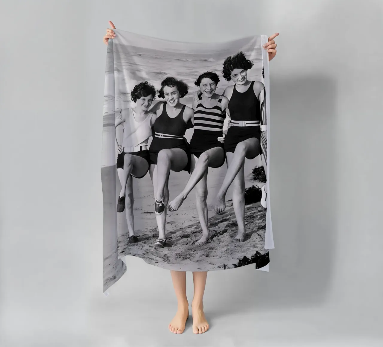 Donne che fanno il passo più alto in spiaggia, foto vecchia in bianco e nero telo mare da Vibrant Vintage Prints
