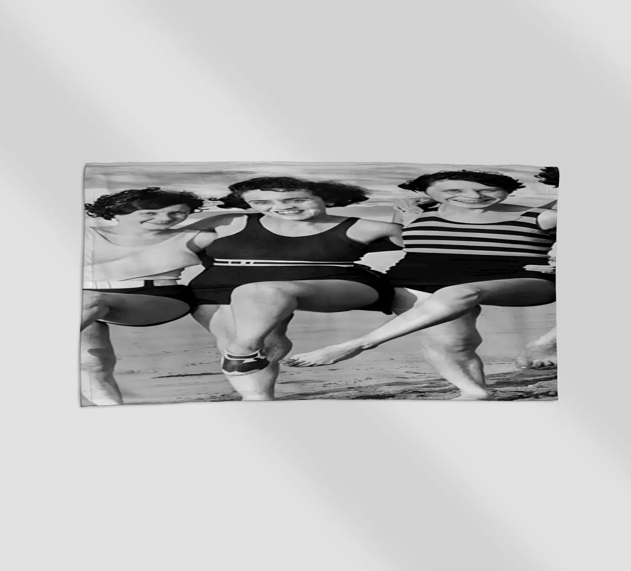 Donne che fanno il passo più alto in spiaggia, foto vecchia in bianco e nero telo mare da Vibrant Vintage Prints