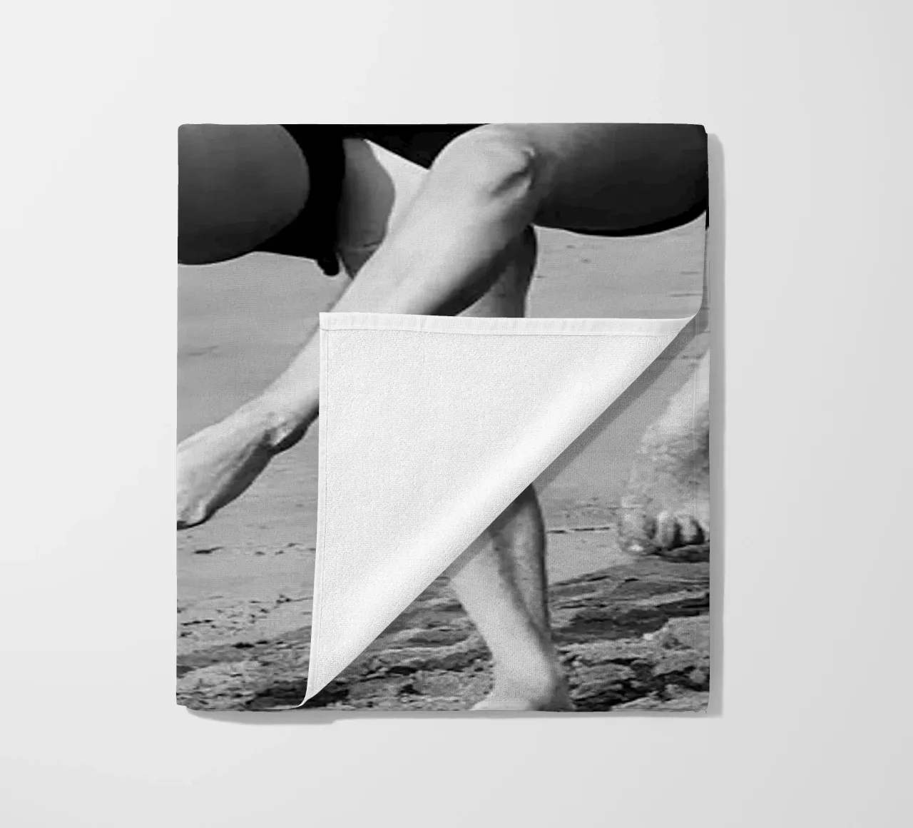 Donne che fanno il passo più alto in spiaggia, foto vecchia in bianco e nero telo mare da Vibrant Vintage Prints