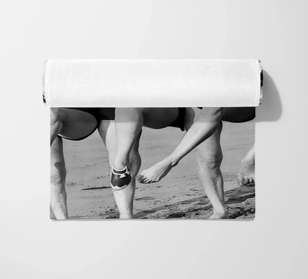 Donne che fanno il passo più alto in spiaggia, foto vecchia in bianco e nero telo mare da Vibrant Vintage Prints