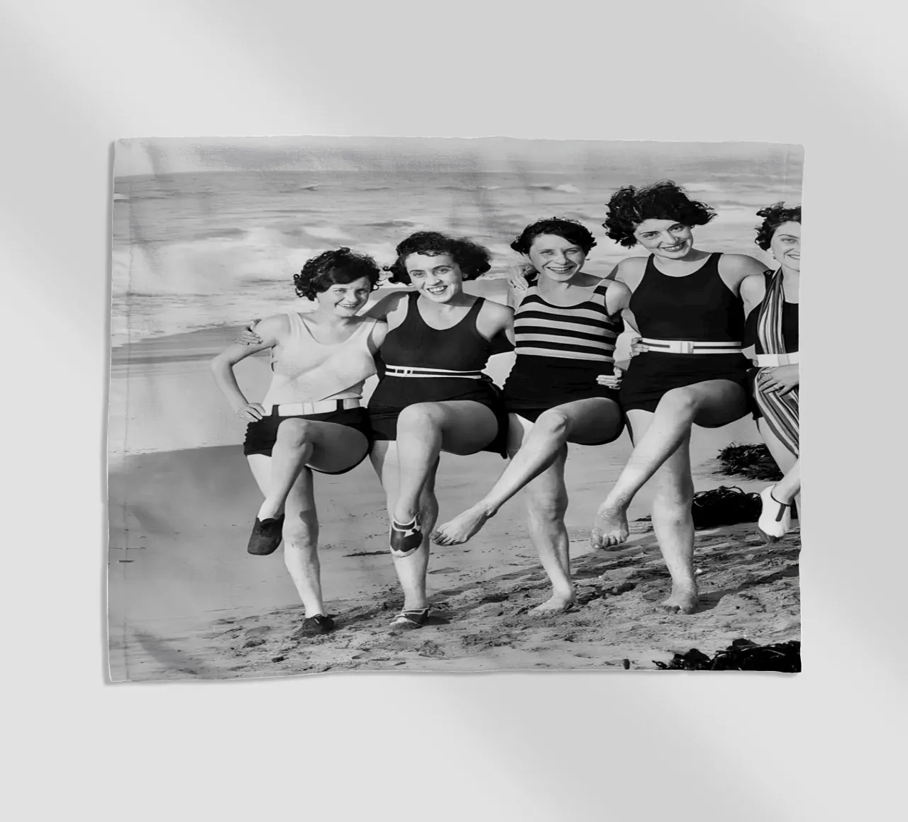 Donne che fanno il passo più alto in spiaggia, foto vecchia in bianco e nero telo mare da Vibrant Vintage Prints