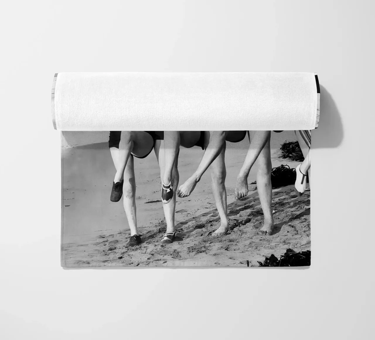 Donne che fanno il passo più alto in spiaggia, foto vecchia in bianco e nero telo mare da Vibrant Vintage Prints