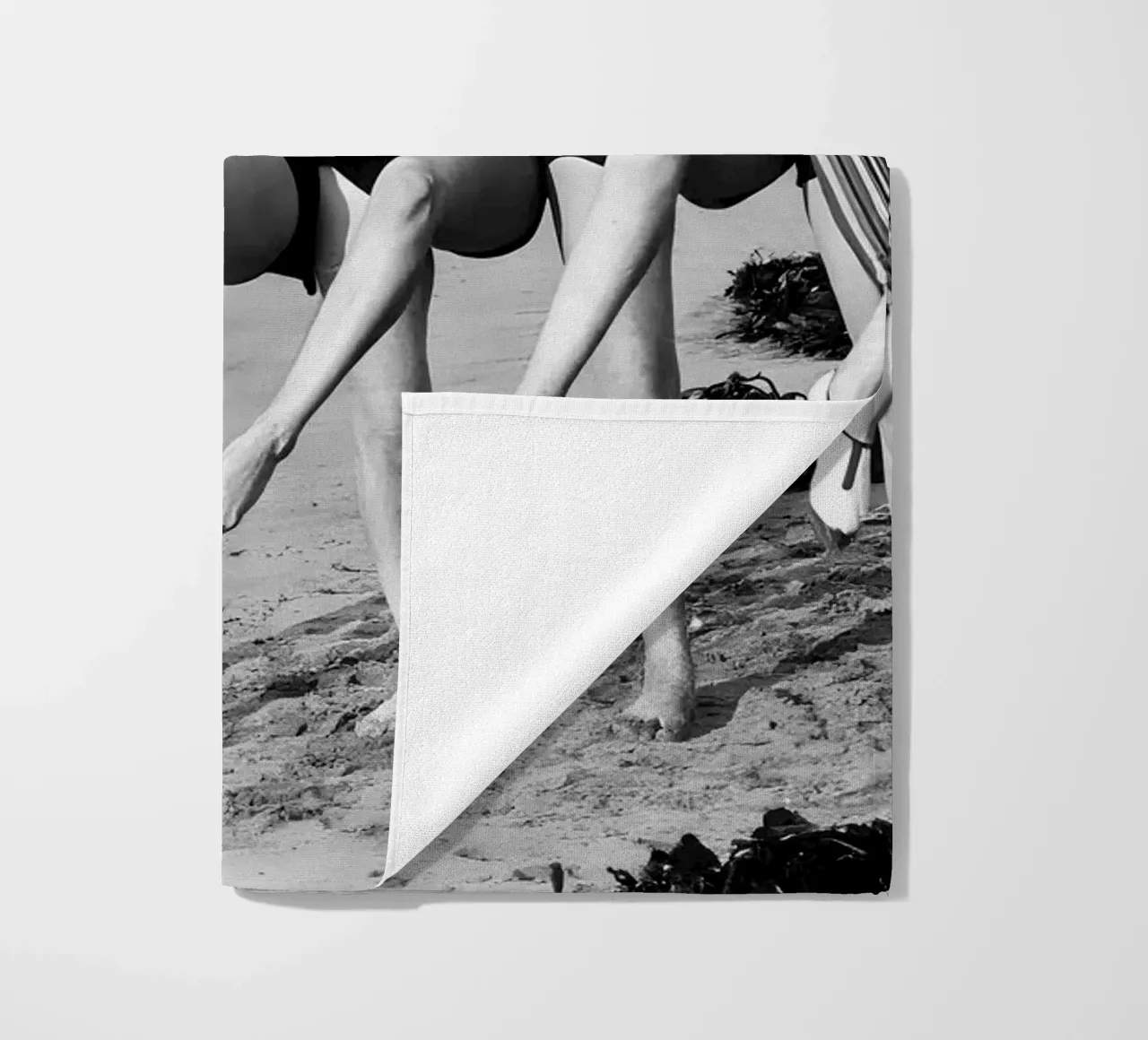Donne che fanno il passo più alto in spiaggia, foto vecchia in bianco e nero telo mare da Vibrant Vintage Prints
