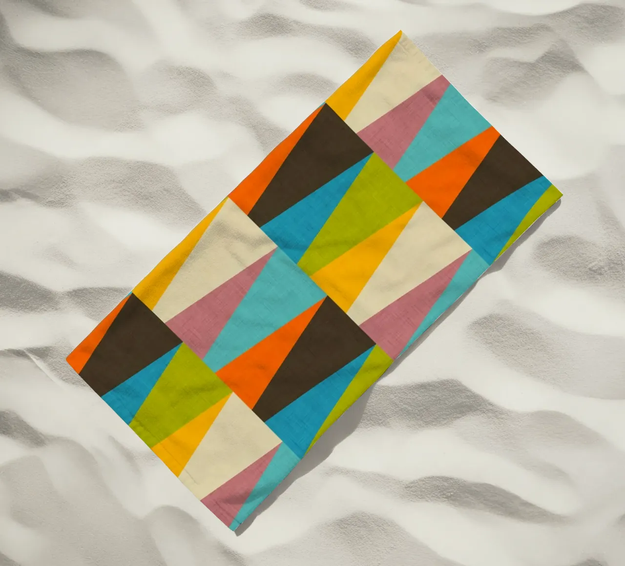 Rétro Color Block Triangle Color Happy serviette de plage de susanacosta