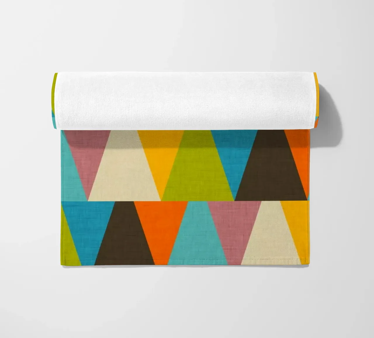 Rétro Color Block Triangle Color Happy serviette de plage de susanacosta