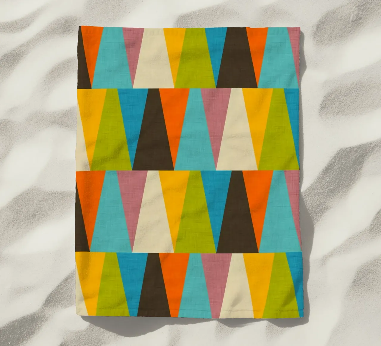 Rétro Color Block Triangle Color Happy serviette de plage de susanacosta
