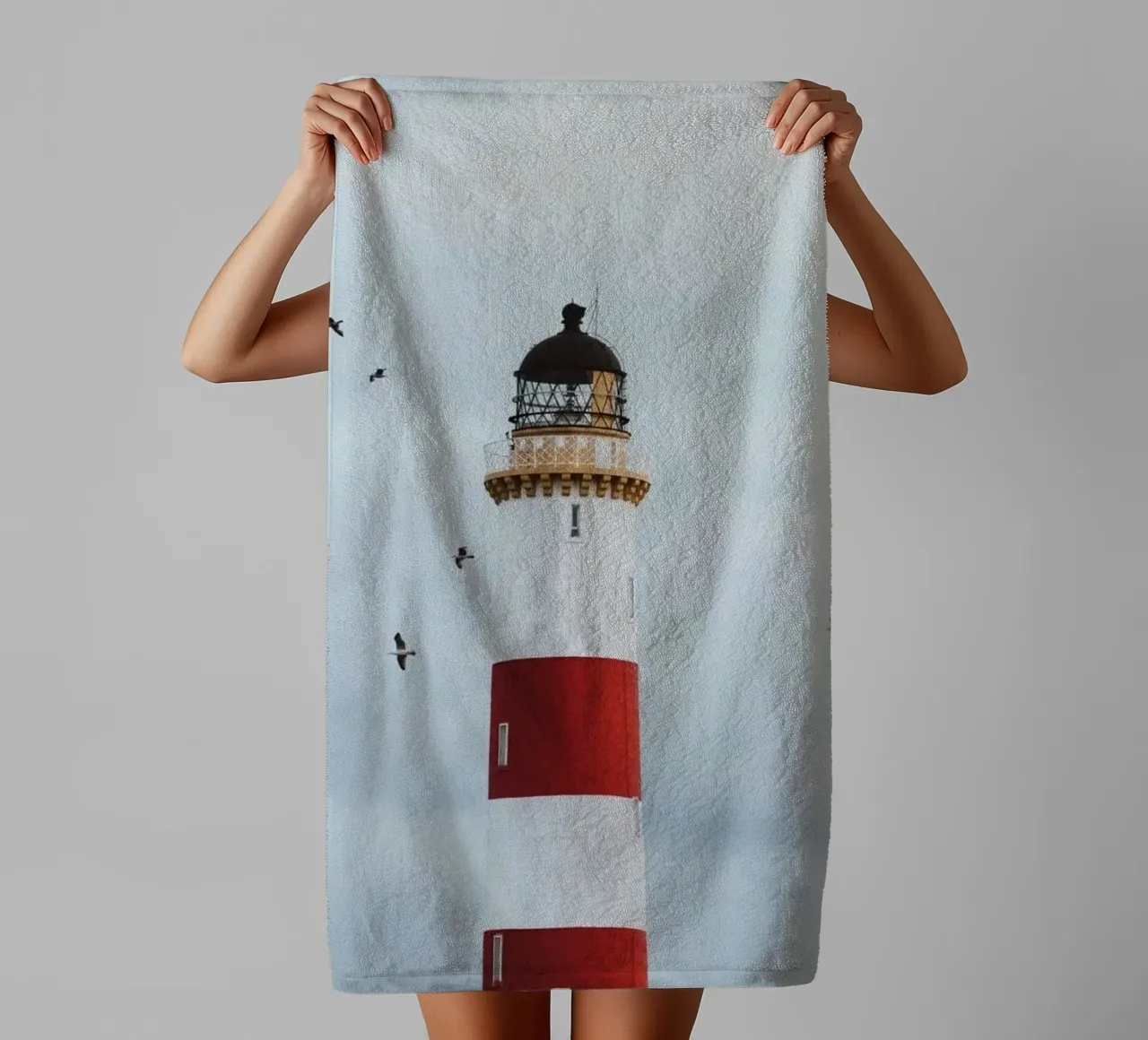 lighthouse with birds asciugamano da bagno da matthen
