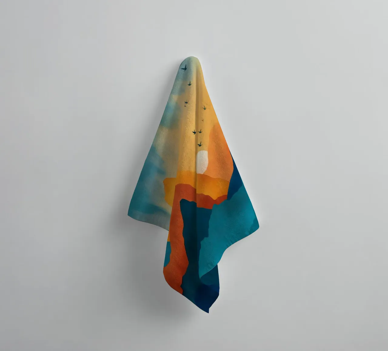 Abstract Mountain Art Print with Sunset and Birds asciugamano da bagno da Dune