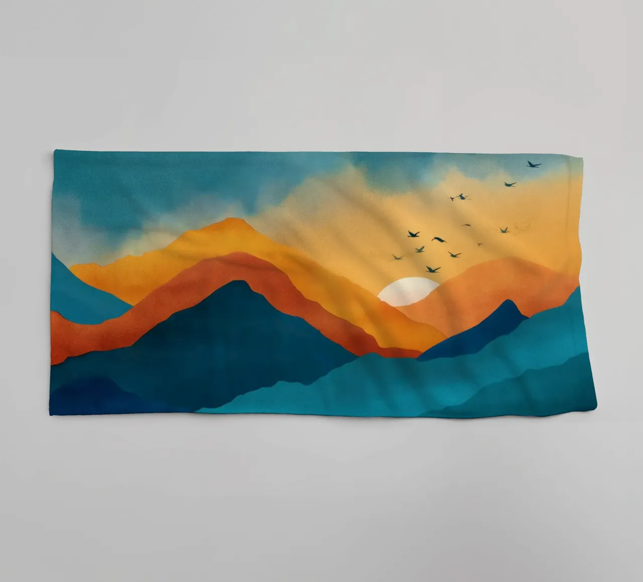 Abstract Mountain Art Print with Sunset and Birds asciugamano da bagno da Dune