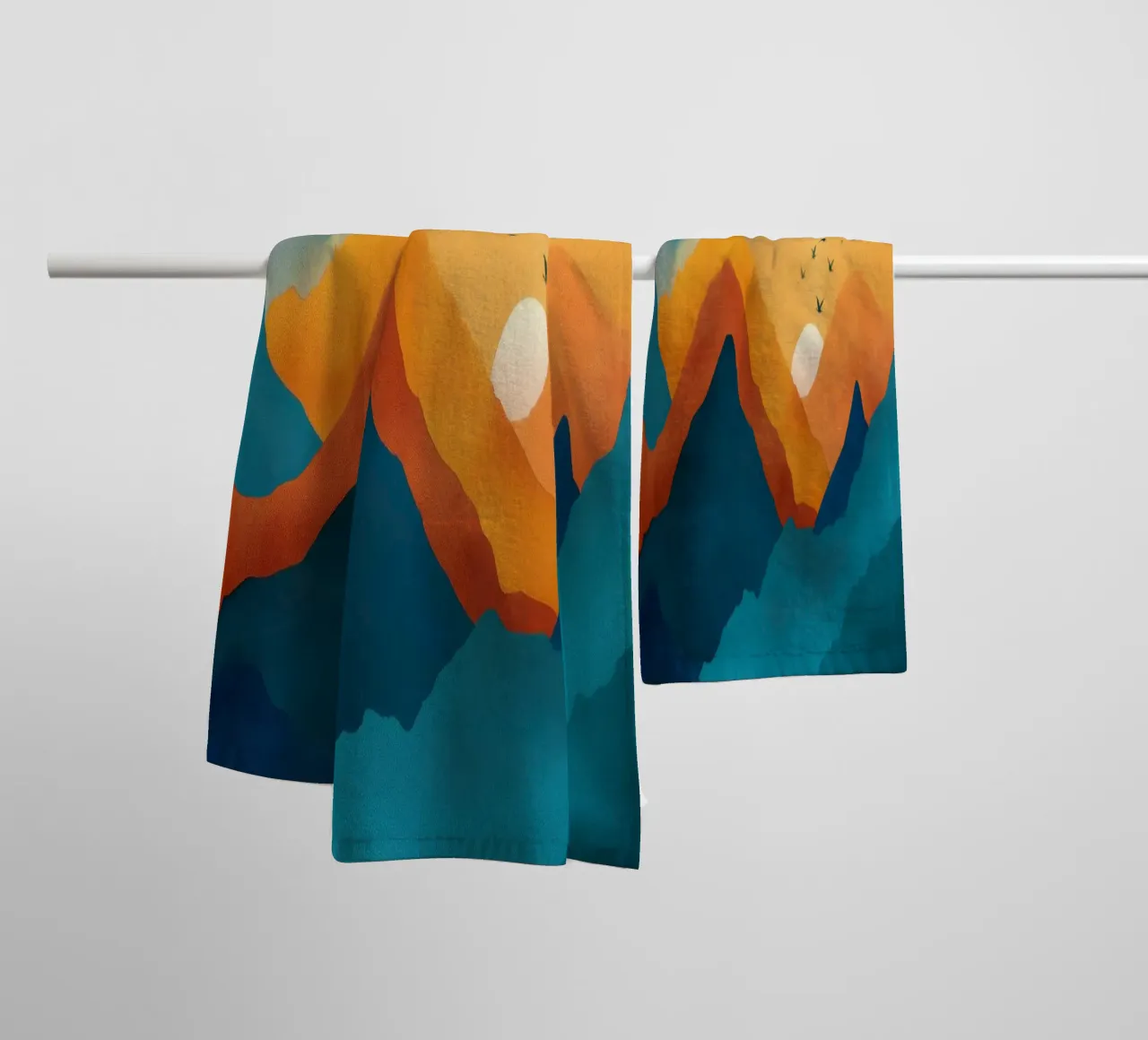 Abstract Mountain Art Print with Sunset and Birds asciugamano da bagno da Dune