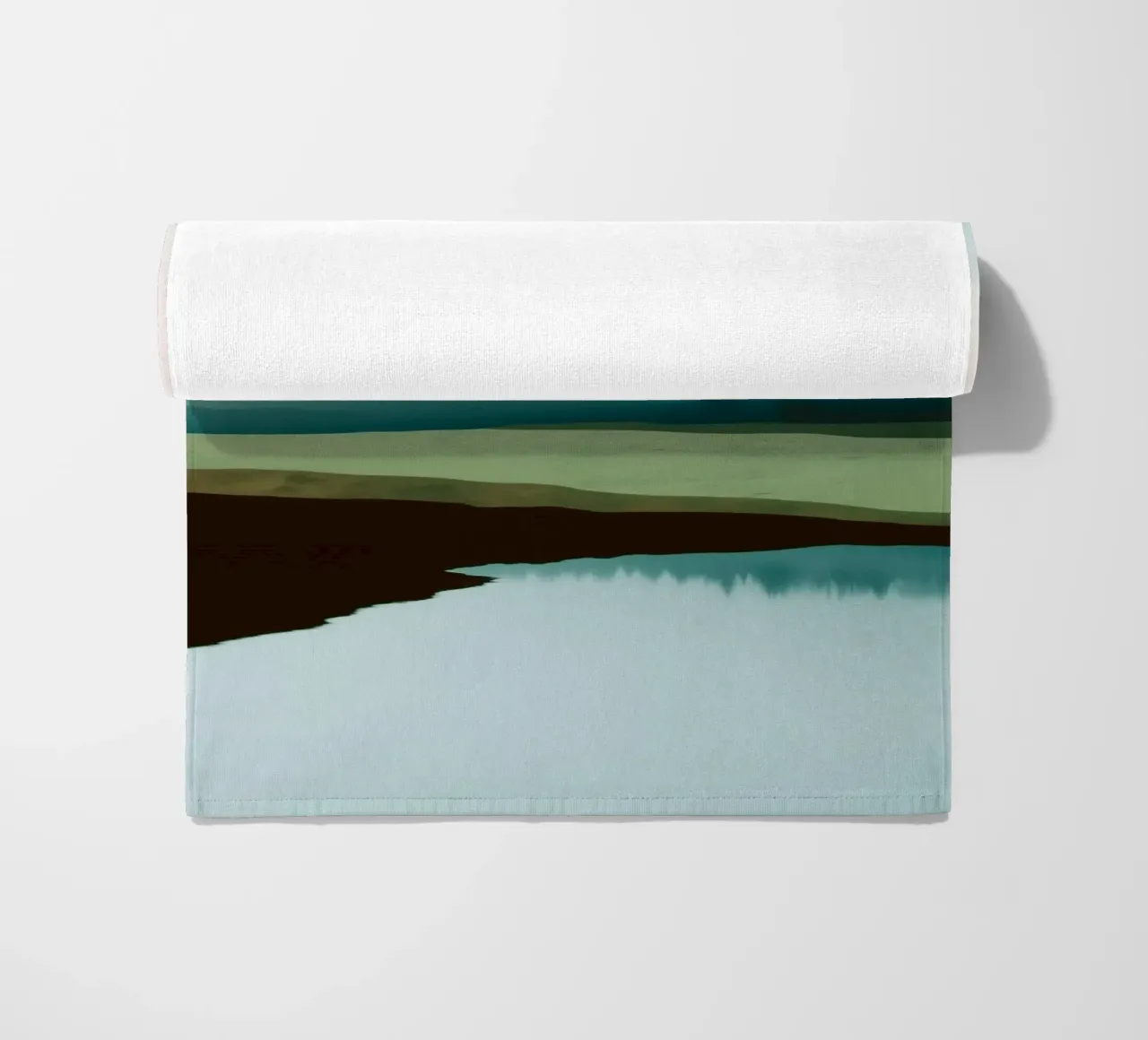 Soft Sky Over Misty Hills Reflected in a Calm Quiet Lake telo mare da Dune