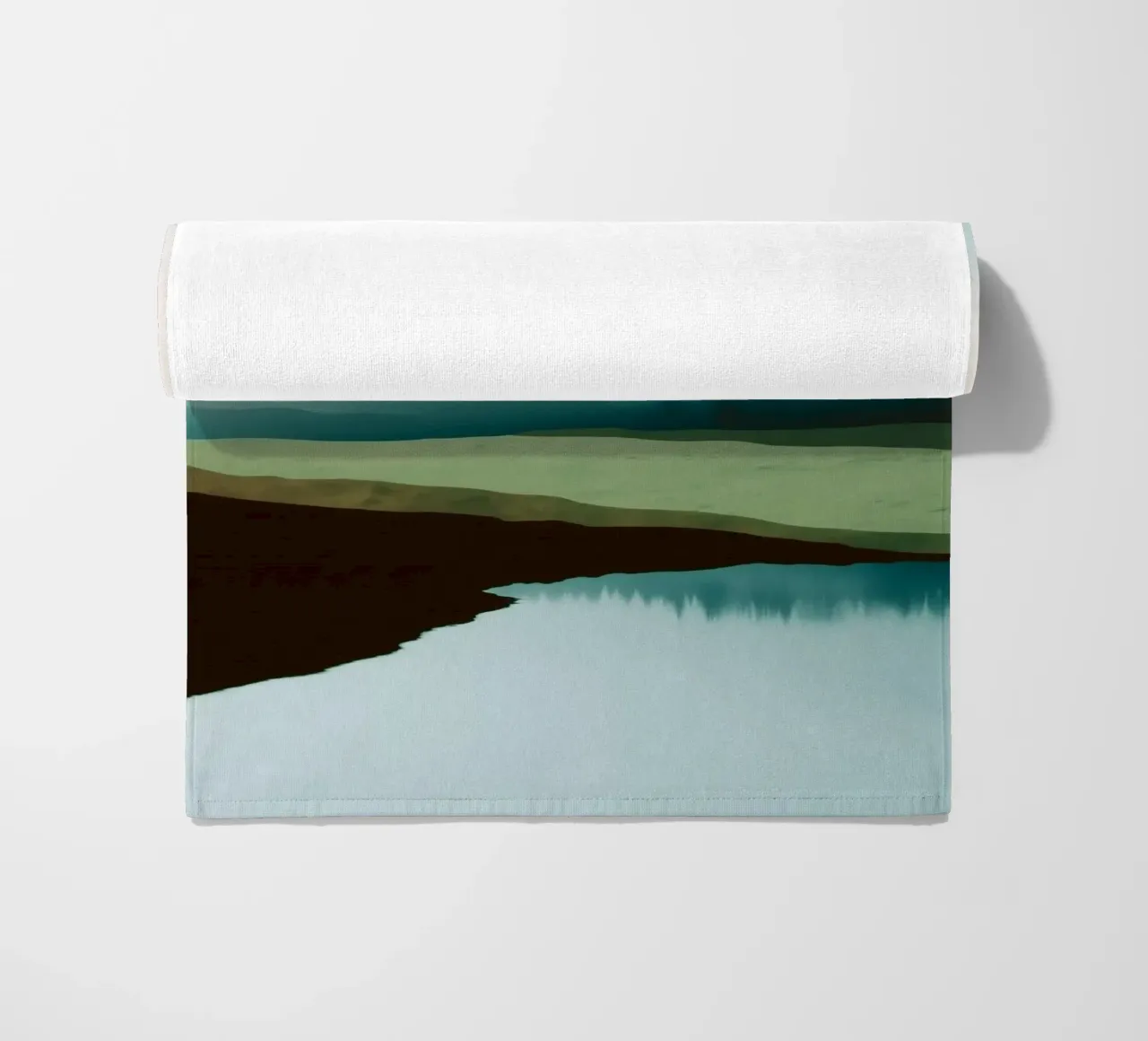 Soft Sky Over Misty Hills Reflected in a Calm Quiet Lake telo mare da Dune