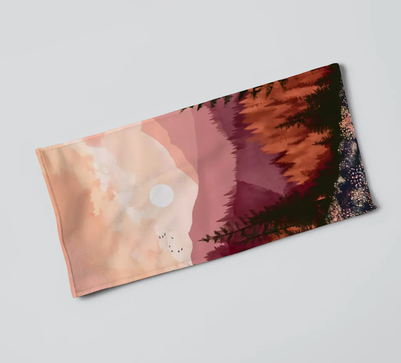 Sunset Over Pine Forest and Mountains in Warm Autumn Colors asciugamano da bagno da Dune