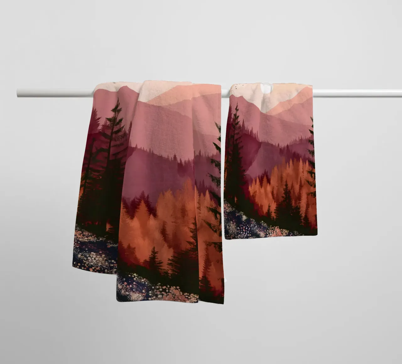 Sunset Over Pine Forest and Mountains in Warm Autumn Colors asciugamano da bagno da Dune