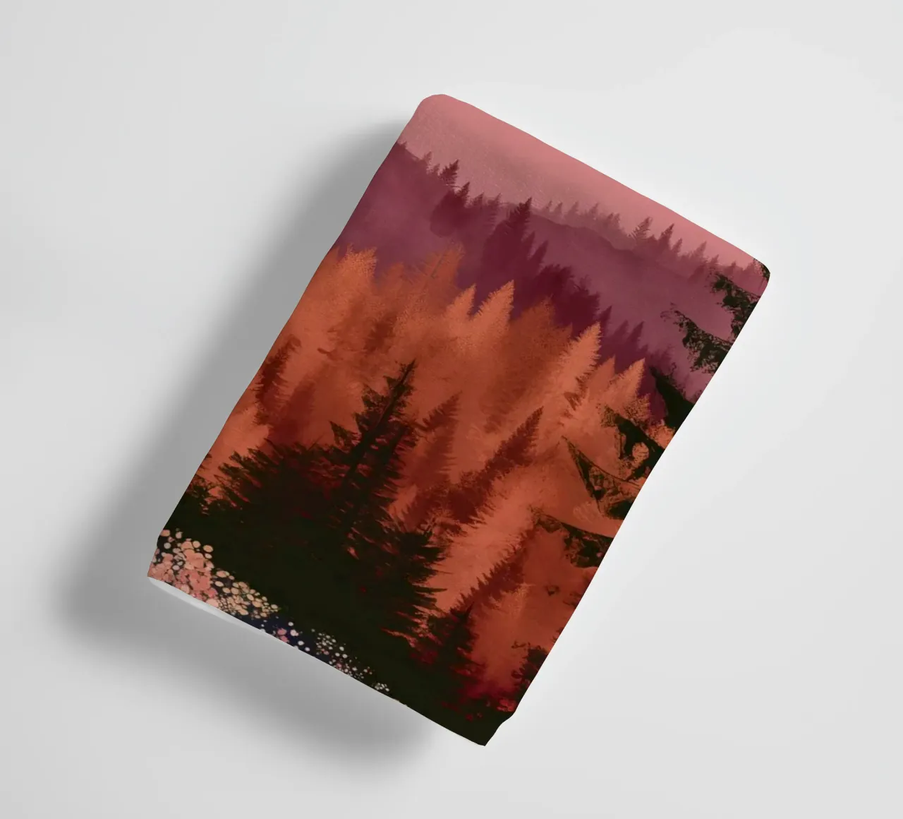 Sunset Over Pine Forest and Mountains in Warm Autumn Colors asciugamano da bagno da Dune