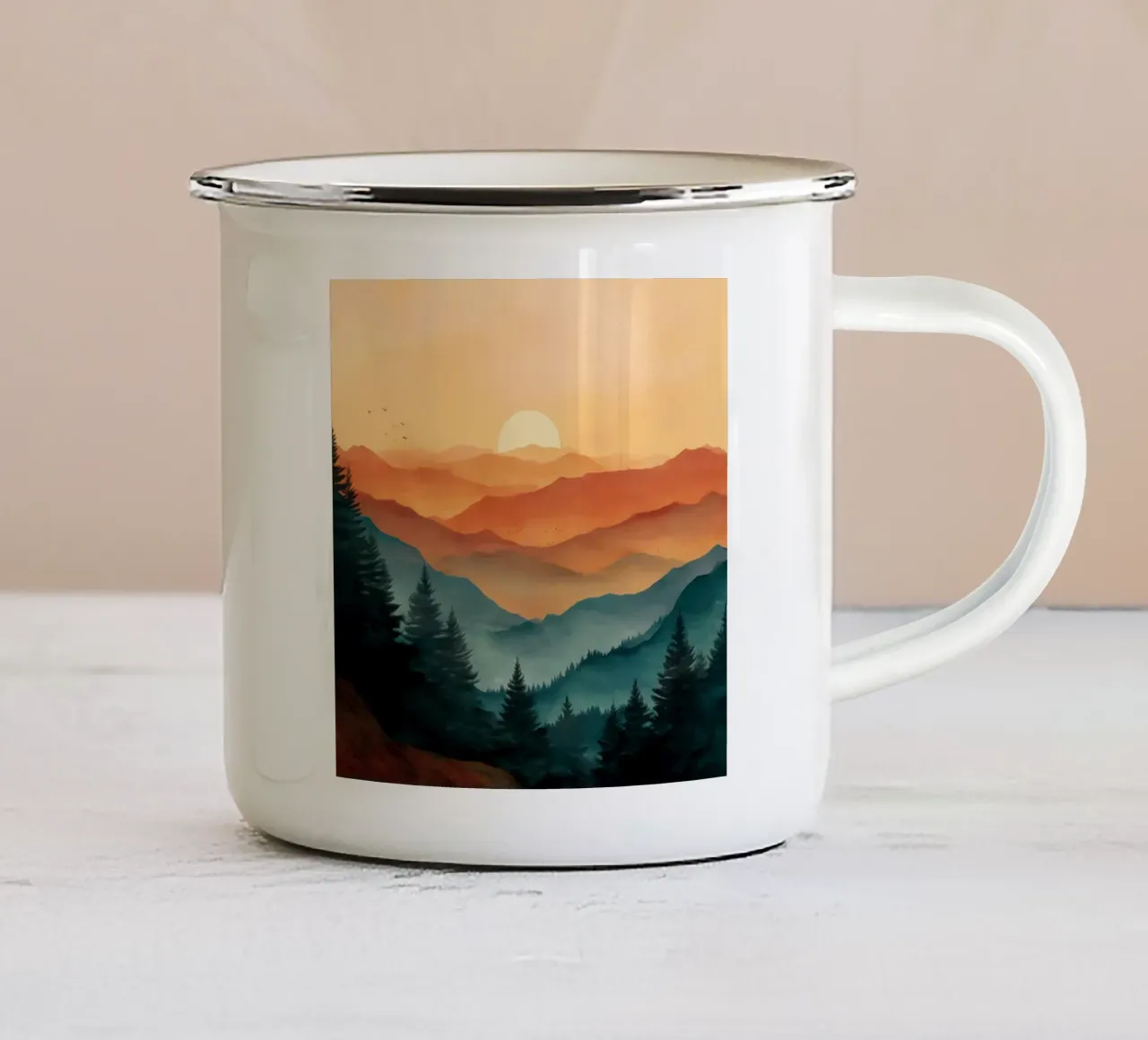 Golden Sunset Over Pine Forest and Misty Mountain Layers tazza in smalto da Dune