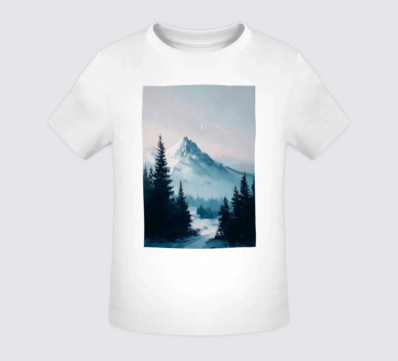 Snowy Mountain Landscape with Crescent Moon and Pine Trees maglietta neonato da Dune