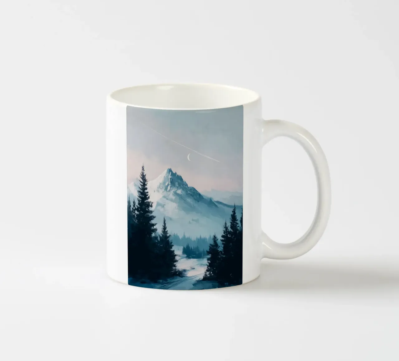 Snowy Mountain Landscape with Crescent Moon and Pine Trees tazza in ceramica da Dune