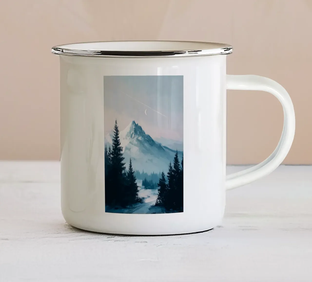 Snowy Mountain Landscape with Crescent Moon and Pine Trees tazza in smalto da Dune