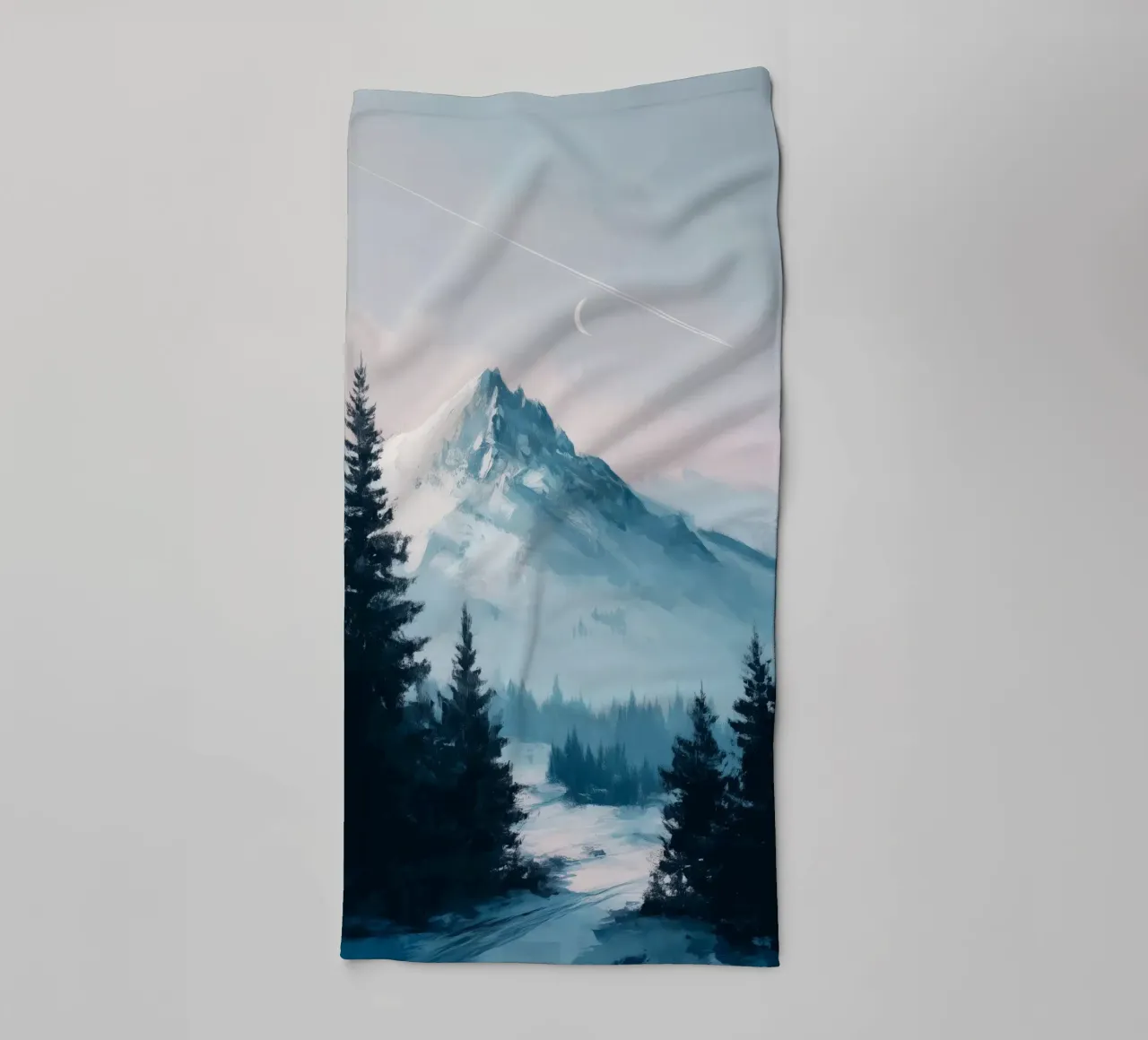 Snowy Mountain Landscape with Crescent Moon and Pine Trees asciugamano da bagno da Dune