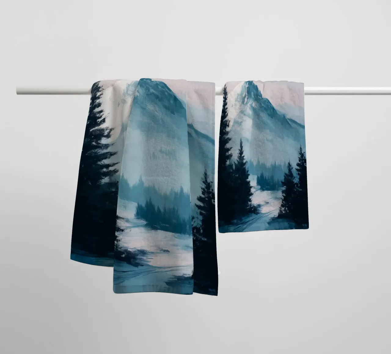 Snowy Mountain Landscape with Crescent Moon and Pine Trees asciugamano da bagno da Dune