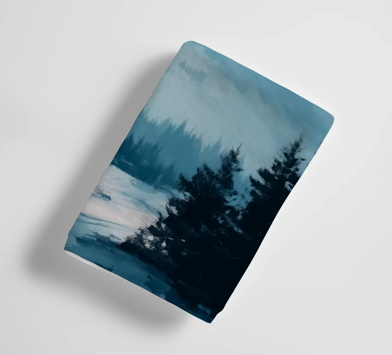 Snowy Mountain Landscape with Crescent Moon and Pine Trees asciugamano da bagno da Dune