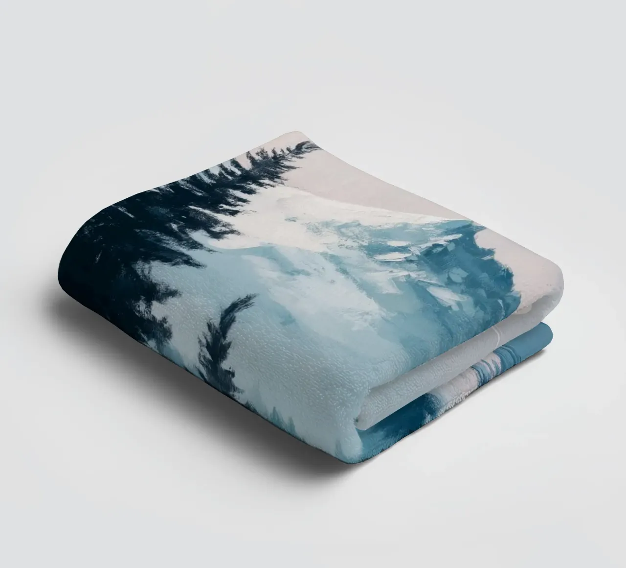 Snowy Mountain Landscape with Crescent Moon and Pine Trees asciugamano da bagno da Dune