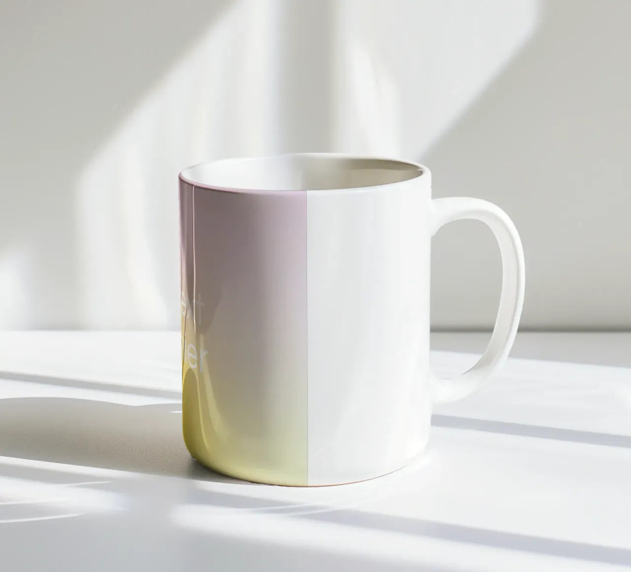 Modello di testo su sfumatura di colore giallo-rosa tazza in ceramica da Katja Stehle Design