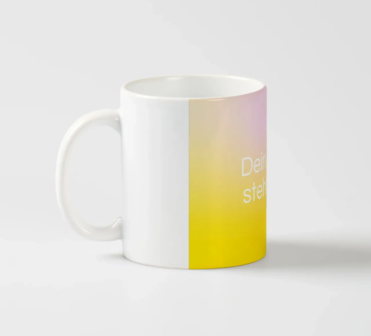 Modello di testo su sfumatura di colore giallo-rosa tazza in ceramica da Katja Stehle Design