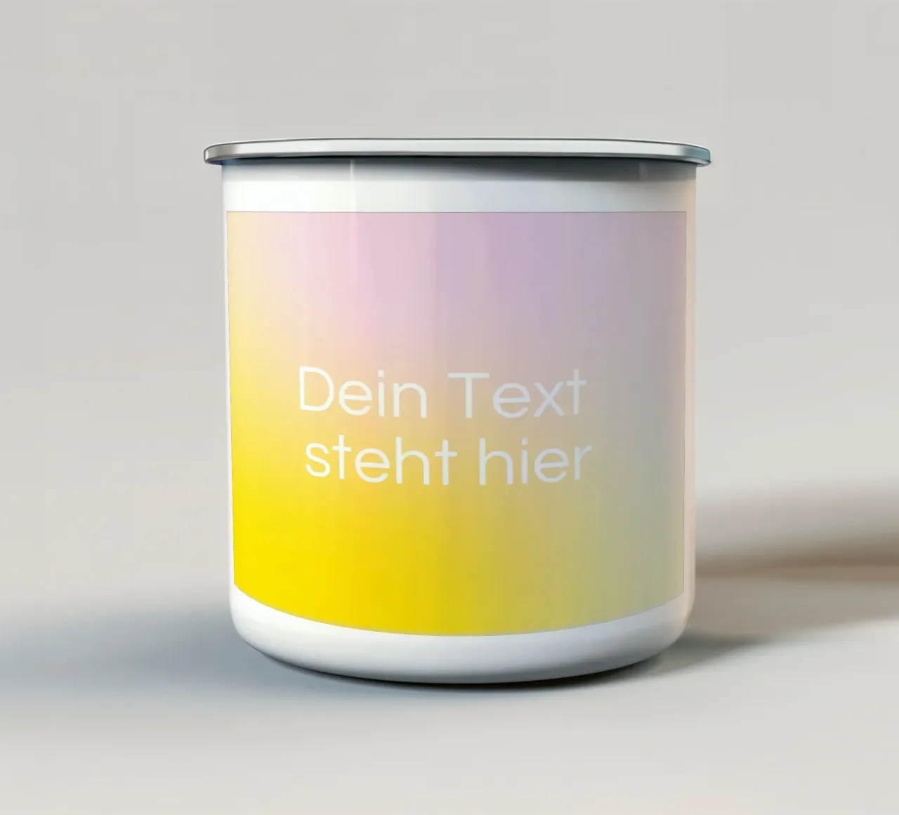 Modello di testo su sfumatura di colore giallo-rosa tazza in smalto da Katja Stehle Design