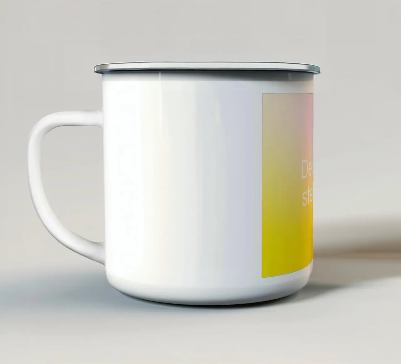 Modello di testo su sfumatura di colore giallo-rosa tazza in smalto da Katja Stehle Design