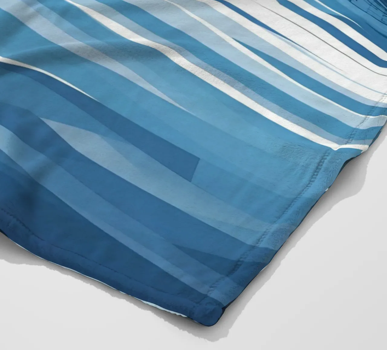 Reflexion im See Fleecedecke von LIFESTYLE OBJECTS