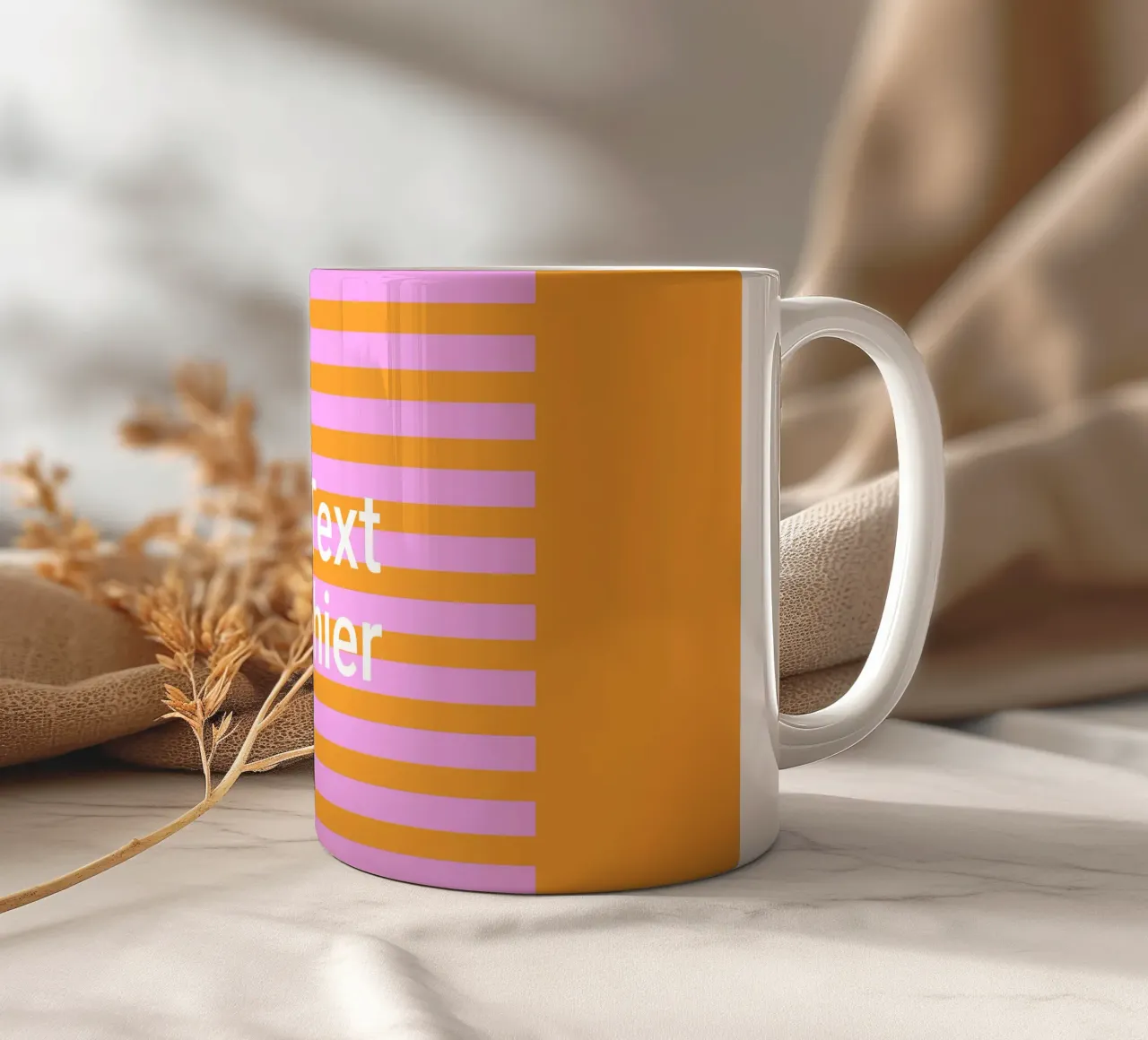 Modello di testo su strisce rosa arancio tazza in ceramica da Katja Stehle Design