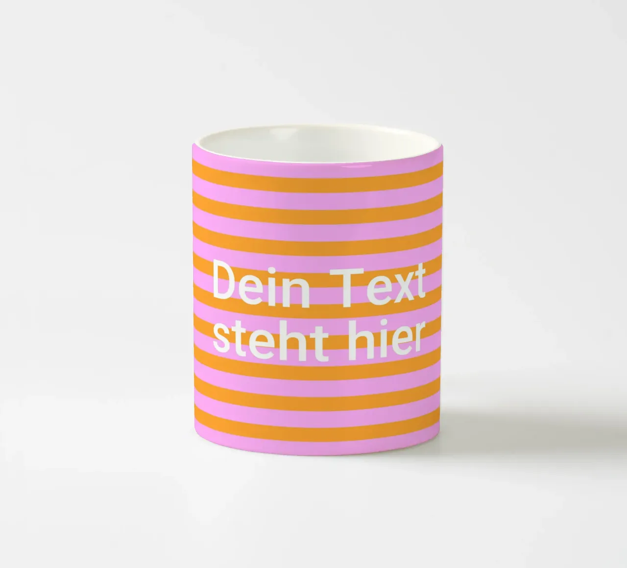 Modello di testo su strisce rosa arancio tazza in ceramica da Katja Stehle Design