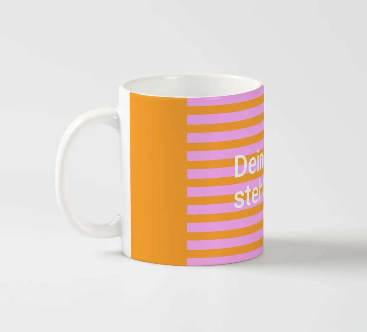 Modello di testo su strisce rosa arancio tazza in ceramica da Katja Stehle Design