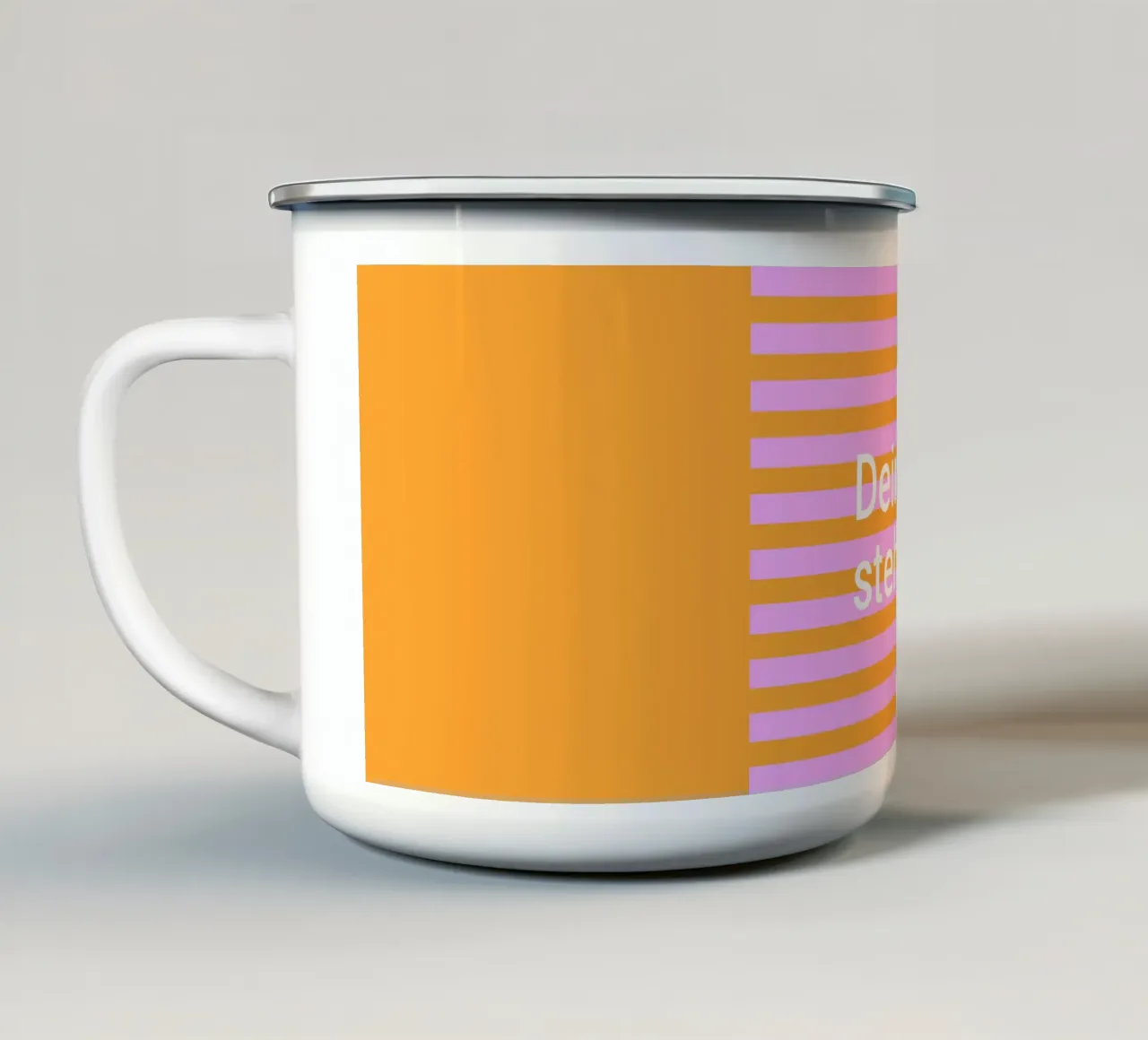 Modello di testo su strisce rosa arancio tazza in smalto da Katja Stehle Design