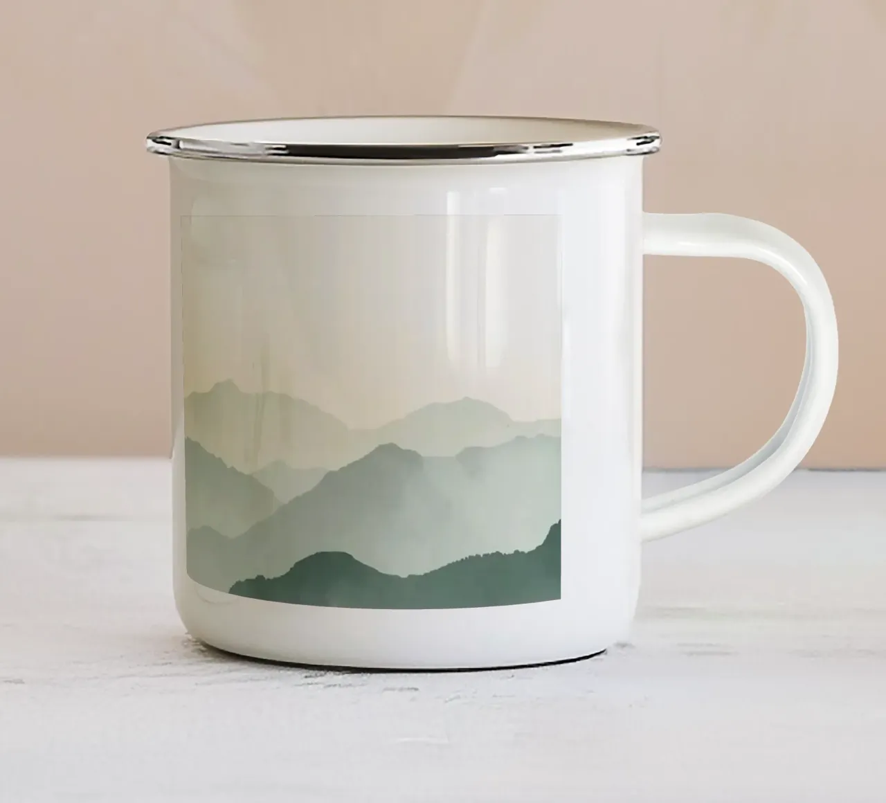Gelaagd berglandschap met mist emaille mok van DesignDoodle