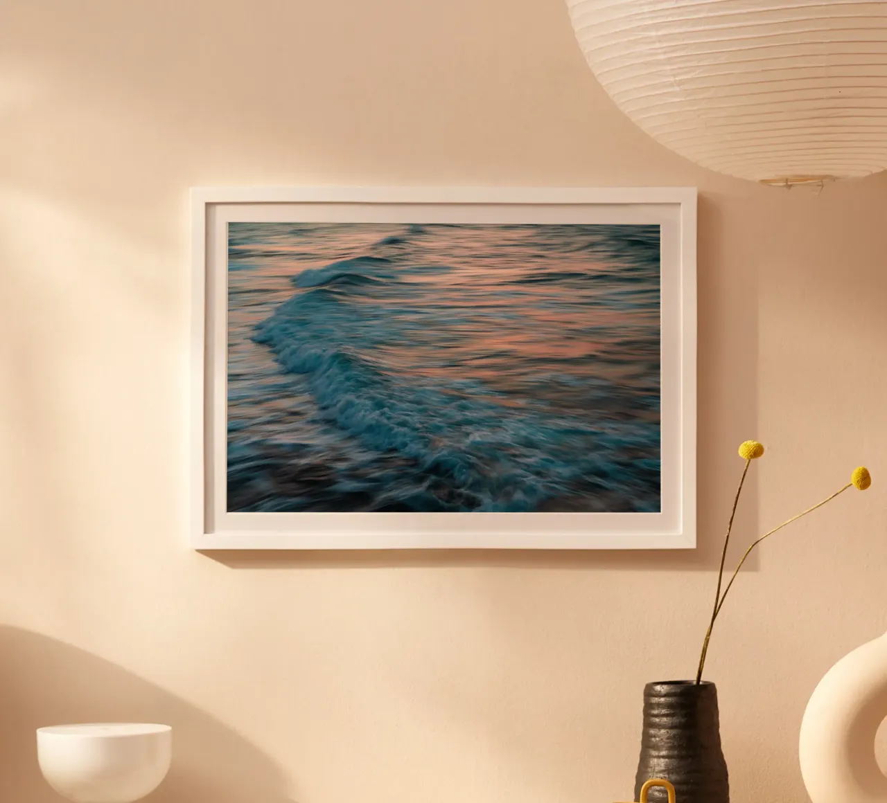 L'unicità delle onde XXXIX poster con telaio in legno da Tal Paz-Fridman