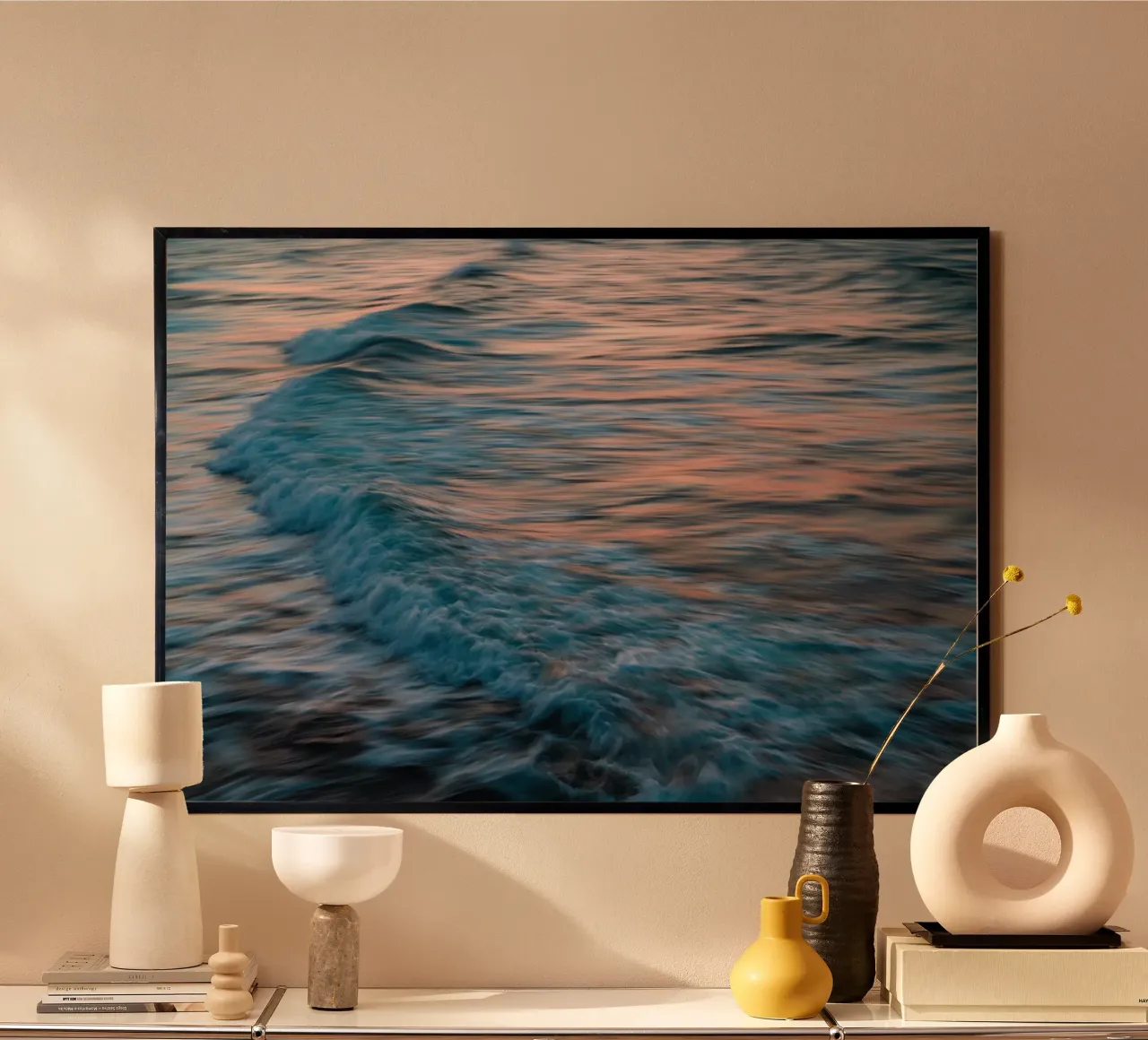 L'unicità delle onde XXXIX poster con telaio in legno da Tal Paz-Fridman