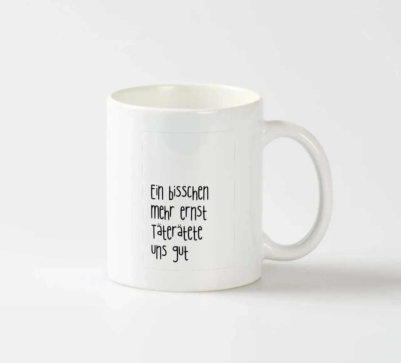 Un po' più di serietà ci farebbe bene tazza in ceramica da PurePeachStudio