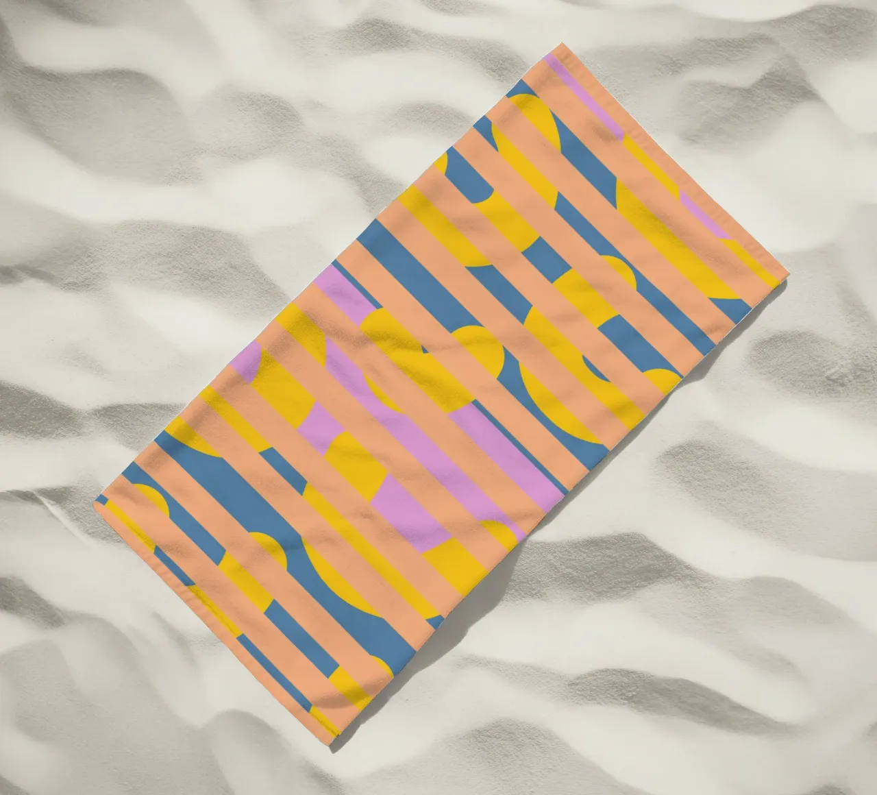 Banane hinter Gittern Strandtuch von Little Dean