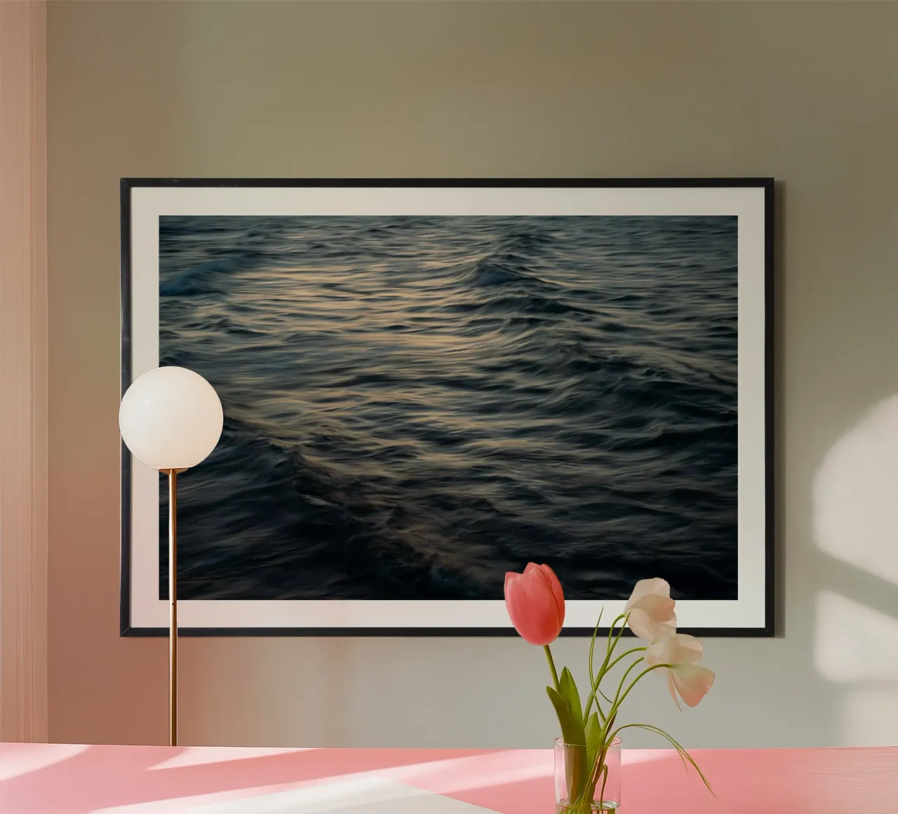 L'unicità delle onde XL poster con telaio in alluminio da Tal Paz-Fridman