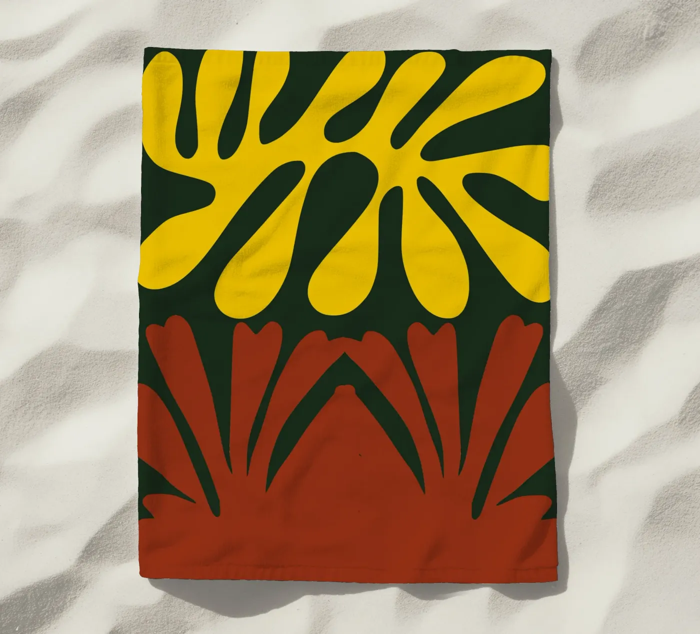 Gelbe und rote Koralle Strandtuch von Little Dean