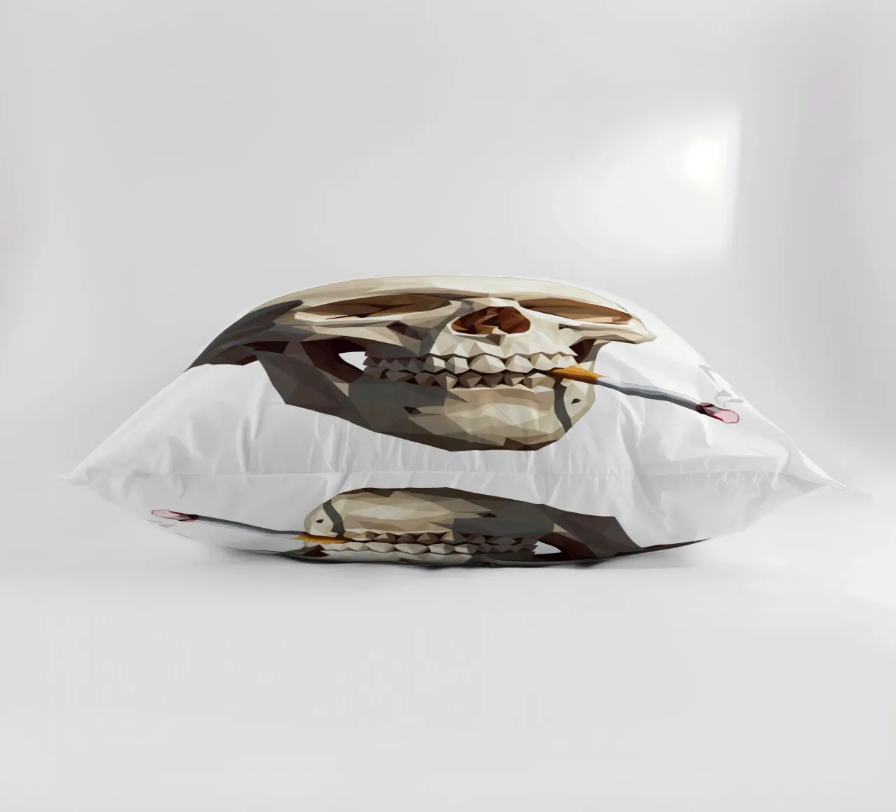 Cranio di uno scheletro con sigaretta accesa cuscino da Low Profile