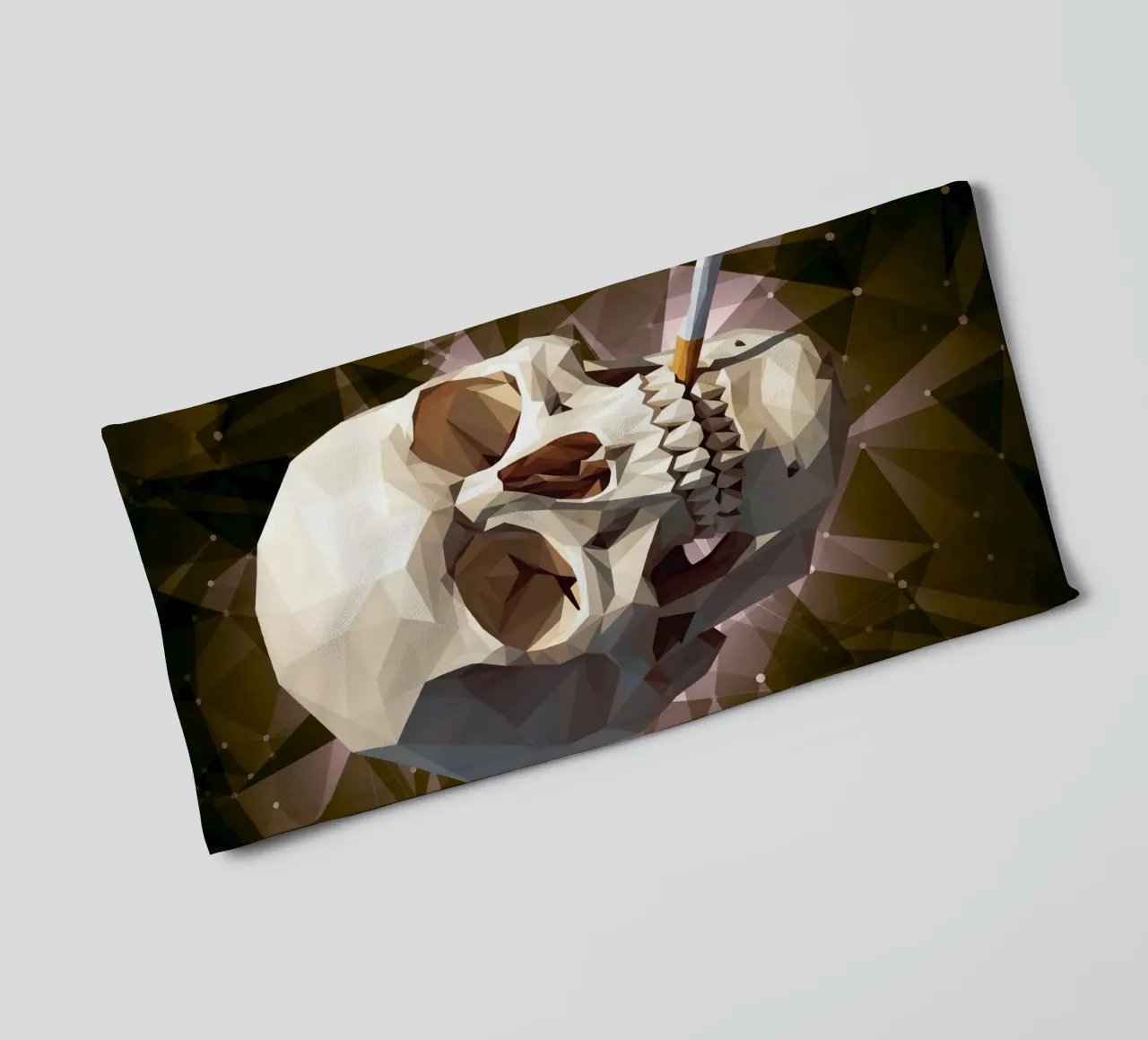 Cranio di uno scheletro con sigaretta accesa asciugamano da bagno da Low Profile