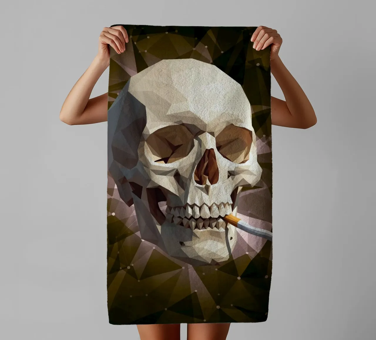 Cranio di uno scheletro con sigaretta accesa asciugamano da bagno da Low Profile