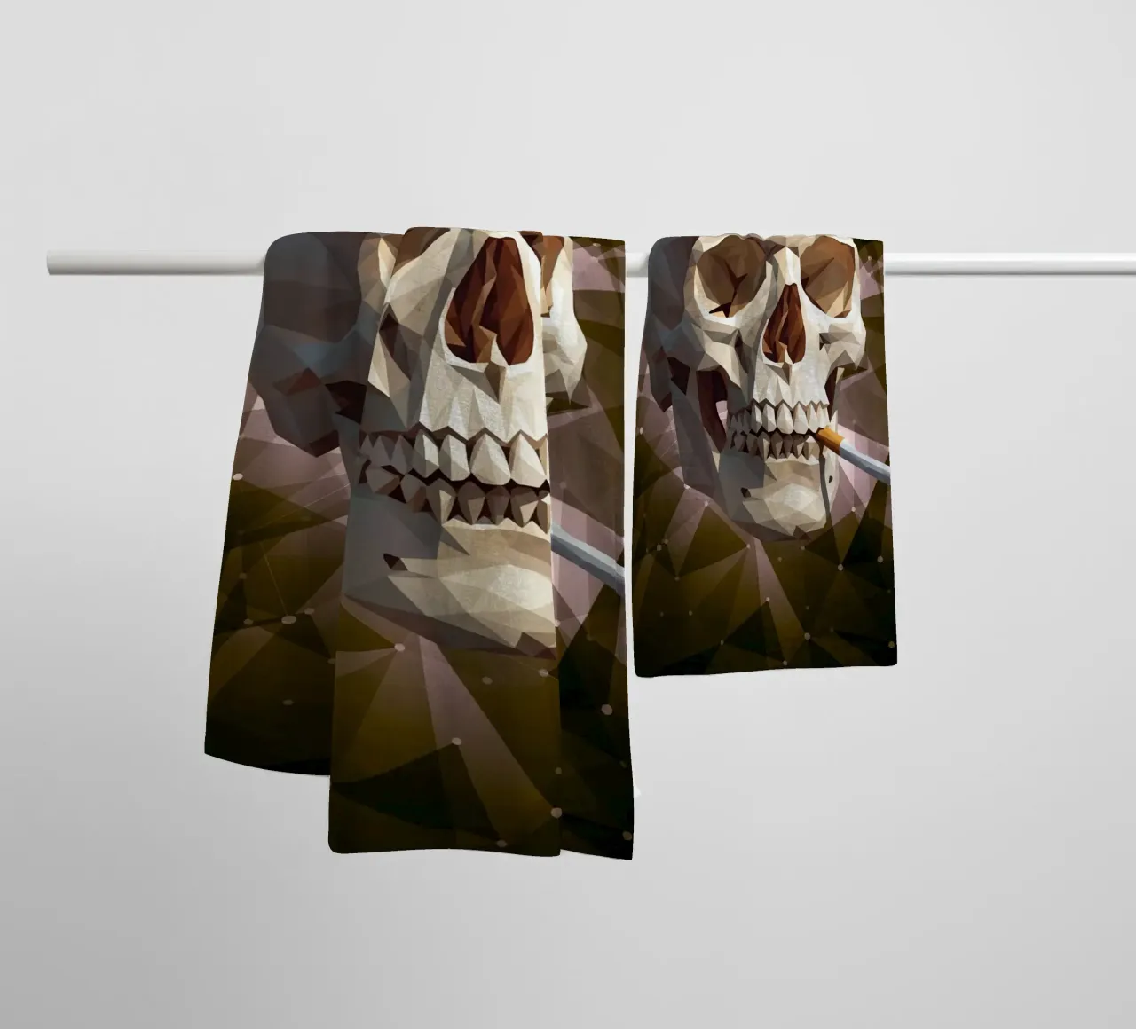 Cranio di uno scheletro con sigaretta accesa asciugamano da bagno da Low Profile