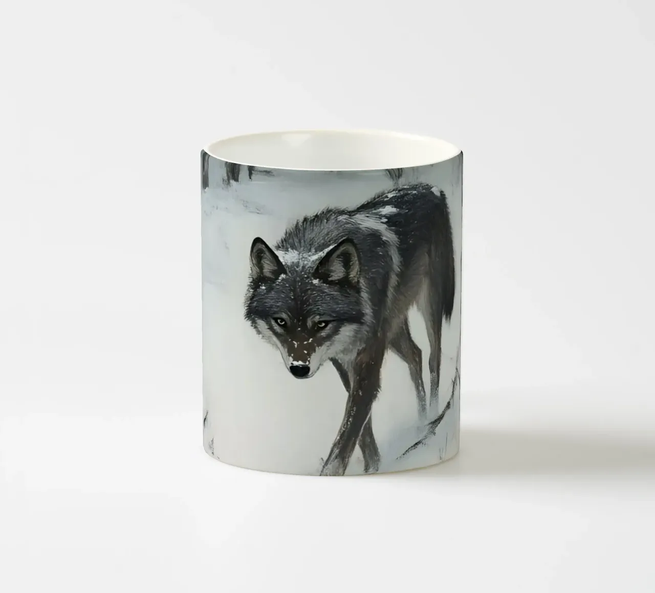 Lupo nero in una foresta invernale innevata - Mistico tazza in ceramica da Studio Vibe